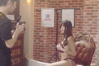 เขาถ่ายรูปเพื่อเพลิดเพลินกับช่วงเวลาที่เปลือยเปล่ากับไอดอลหญิงที่สวยงาม