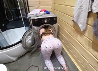 น้องสาวถูกน้องชายของเธอถูกบดขยี้ขณะอาบน้ำในห้องน้ำ