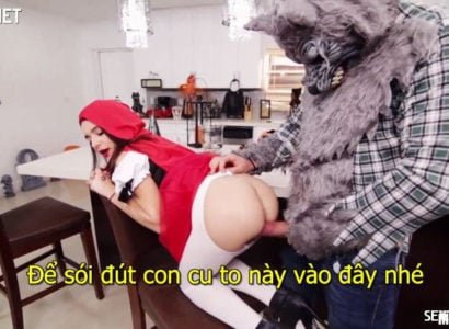 Little Red Riding Hood Love Wret With Grey Wolf