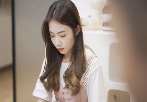 ลูกสาวคนใหม่ที่สวยงามถูกทำลายโดยพ่อเลี้ยงที่โหดร้าย