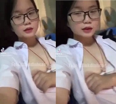 มีเพศสัมพันธ์กับเพื่อนร่วมชั้นของเธอเป็นครั้งแรกเมื่อดูหนัง