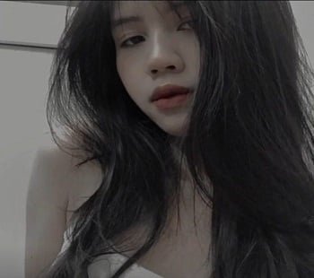 น้องสาวรู้สึกทึ่งกับเขาในคืนที่มืดมิด