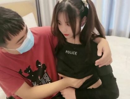 น้องสาวตัวใหญ่รู้สึกพึงพอใจกับความปรารถนาที่จะมีเพศสัมพันธ์กับพี่ชายของเธอเมื่อพ่อแม่ของเธอไม่อยู่