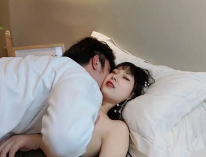 สาวสวยถูกหลอกเข้าไปในโรงแรมและประสบกับฝันร้ายที่หลงใหล
