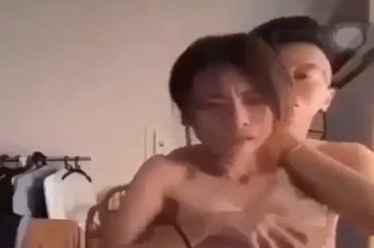 Hoang Cuu บอกฝนและฝนตกกับแฟนสาวของเขา Linh Linh อย่างลับ ๆ ล่อ ๆ ในห้องส่วนตัวของเขา