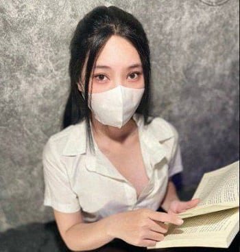 นักเรียนที่ตรวจสอบการสอบได้รับการสนับสนุนจากครู
