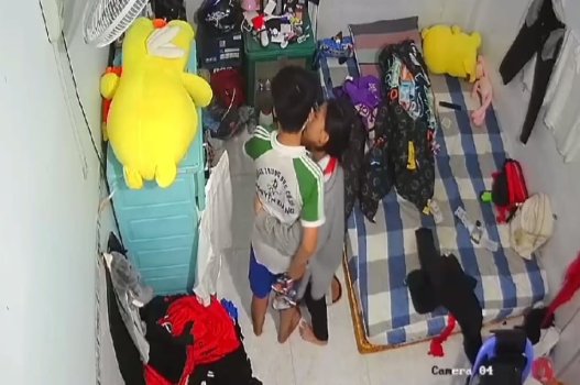 สาวเวียดนามมีความสนิทสนมกับผ้าไหมที่กำลังเติบโตใหม่